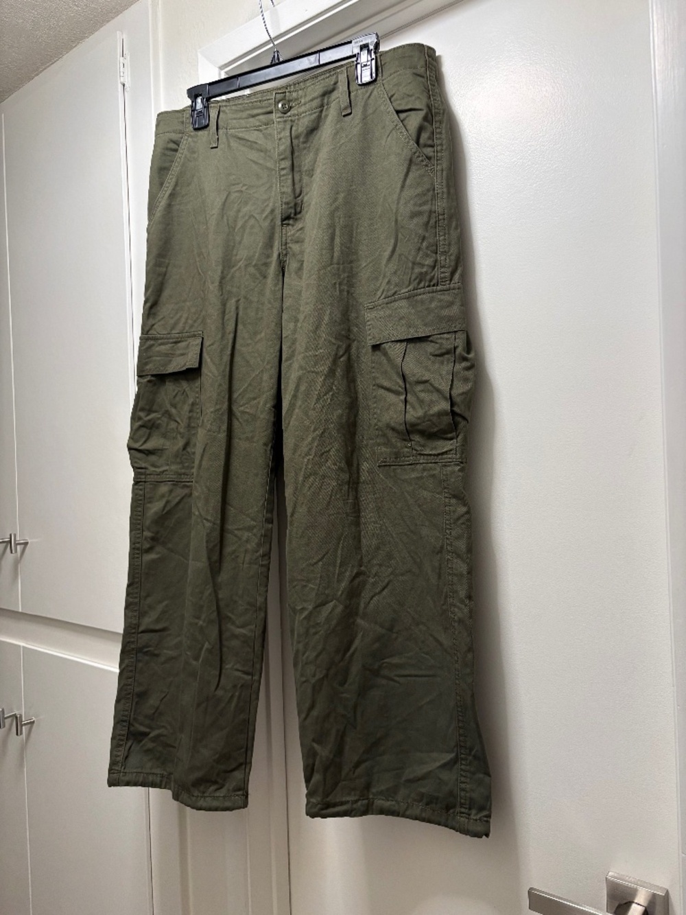 Levi’s “94 Baggy” olive green cargo pants - size 31/30